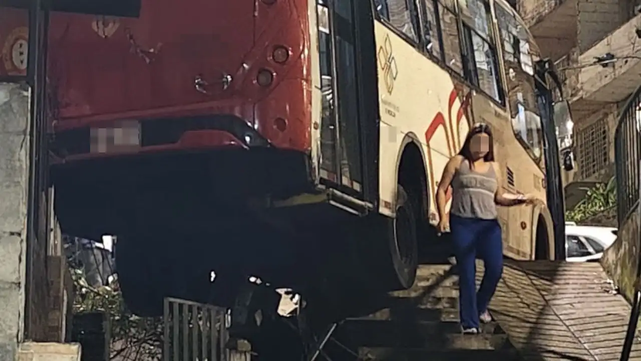 Bus colisiona contra baranda en Manrique