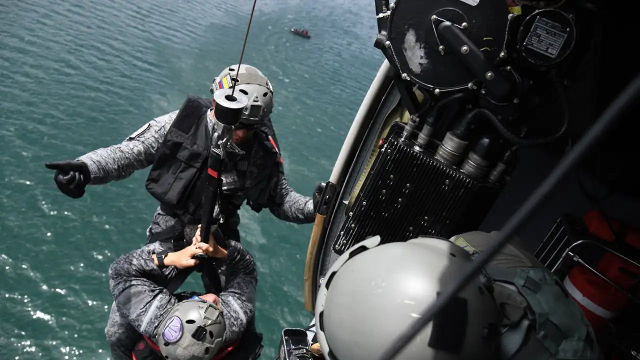 [Fotos] Impresionante simulacro de rescate en Guatapé: así se entrenan los pilotos y comandos de la FAC