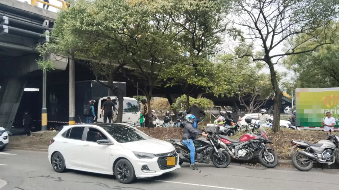 Impactante choque: moto quedó atrapada bajo un camión en la Avenida Regional
