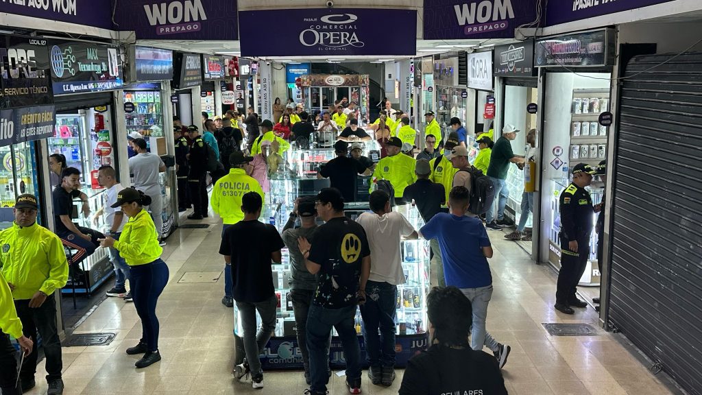 Realizan operativo contra el hurto y receptación de celulares en el centro de Medellín