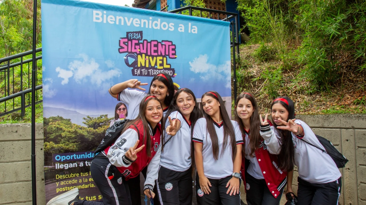 Regresa la Feria «Siguiente Nivel en tu Territorio» para acercar la educación postsecundaria a los jóvenes de Medellín