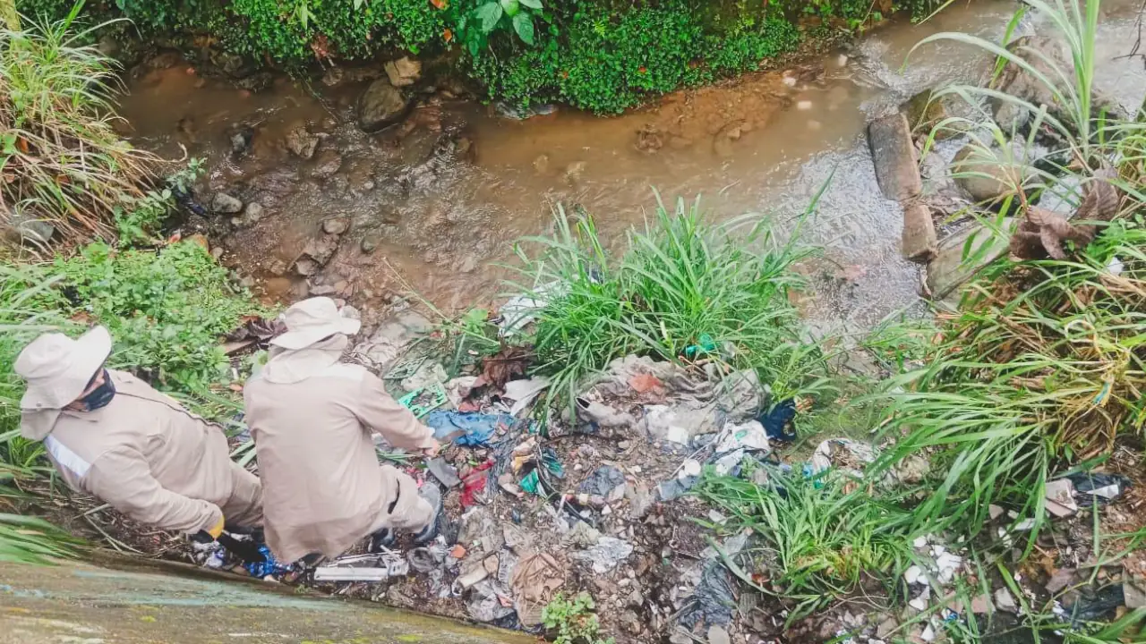 Sacan 500 kilos de basura de un río en La Estrella en una jornada de limpieza liderada por la Secretaría de Medio Ambiente