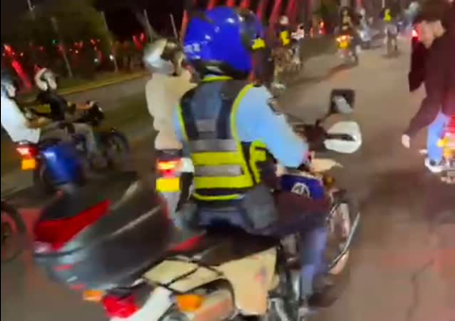 [Video] Agreden a agente de tránsito durante caravana de reguetonero por las vías de Medellín