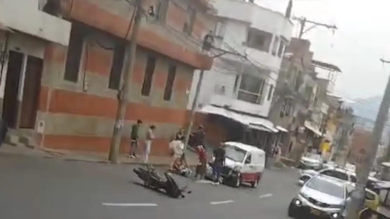[Video] Quedó grabado el momento en el que un vehículo embiste a un motociclista en Bello