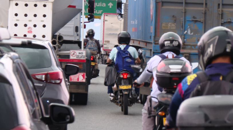 ¿Cuál es la distancia que deben tener los motociclistas de los tractocamiones en las vías?