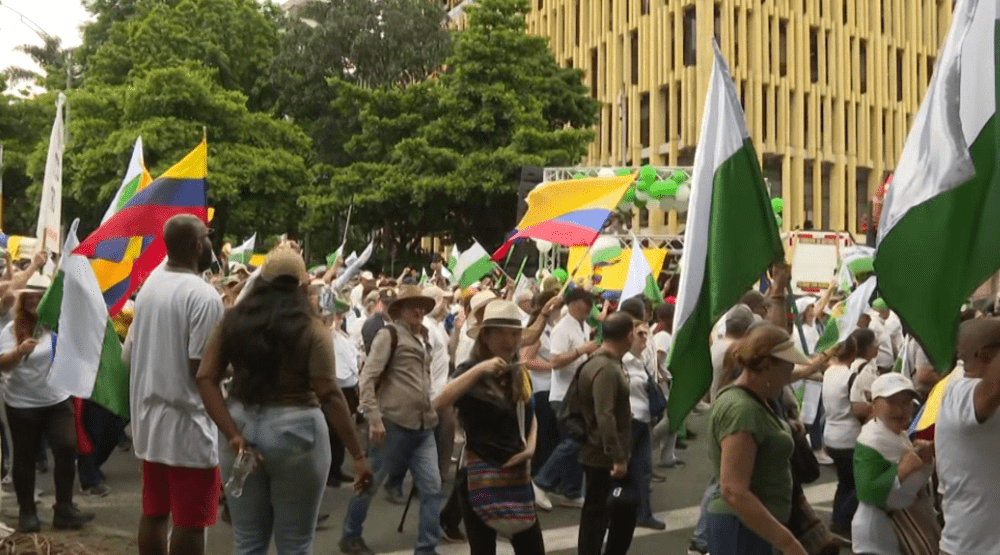 Avanza marcha en contra del gobierno del presidente Petro