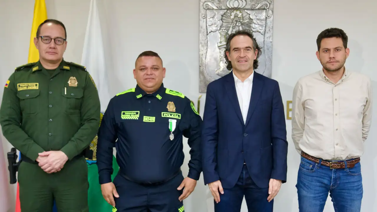 Cinco policías en Medellín son condecorados por la Alcaldía por su desempeño en operativos