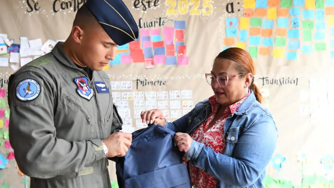 Fuerza Aeroespacial Colombiana entrega kits escolares en el Oriente antioqueño