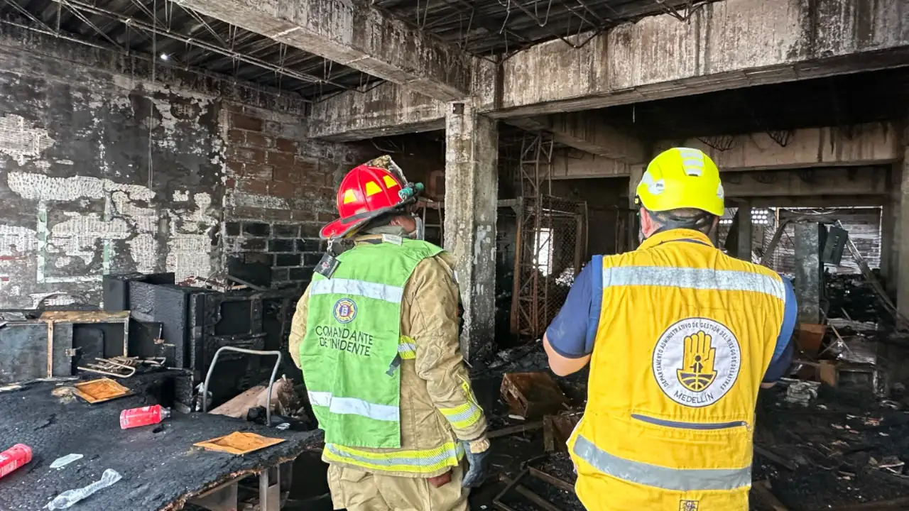 Incendio en Barrio Triste de Medellín es controlado tras 22 horas de labores