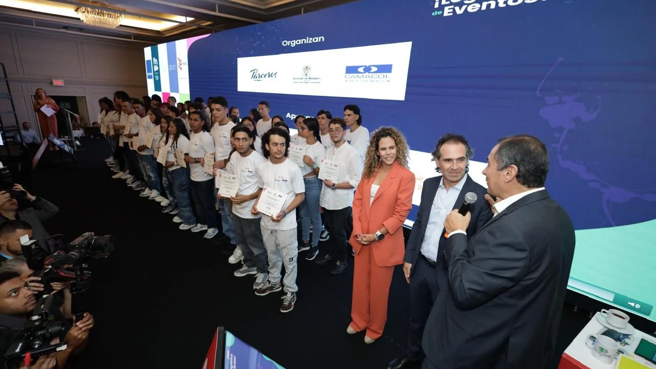 jovenes-dejan-ilegalidad-graduan-curso-logistica-eventos-medellin3
