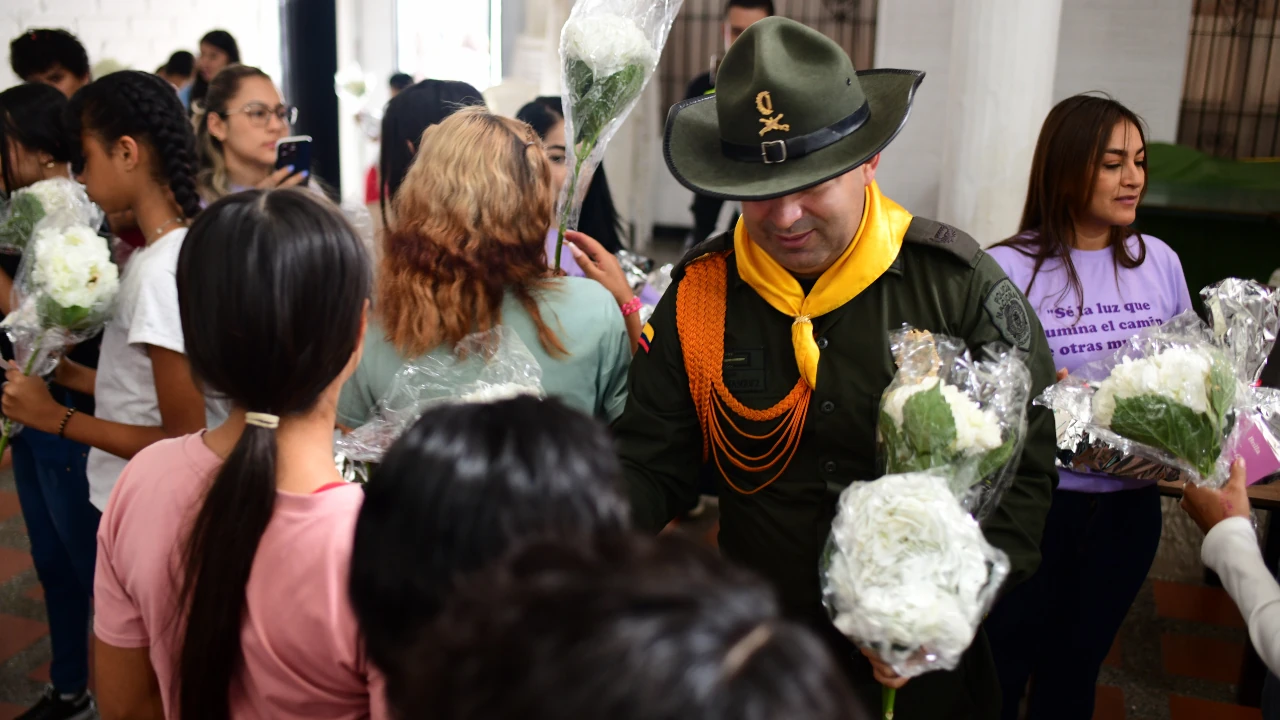 policia-carabineros-medellin-celebro-diamujer-poblacion-adolescente