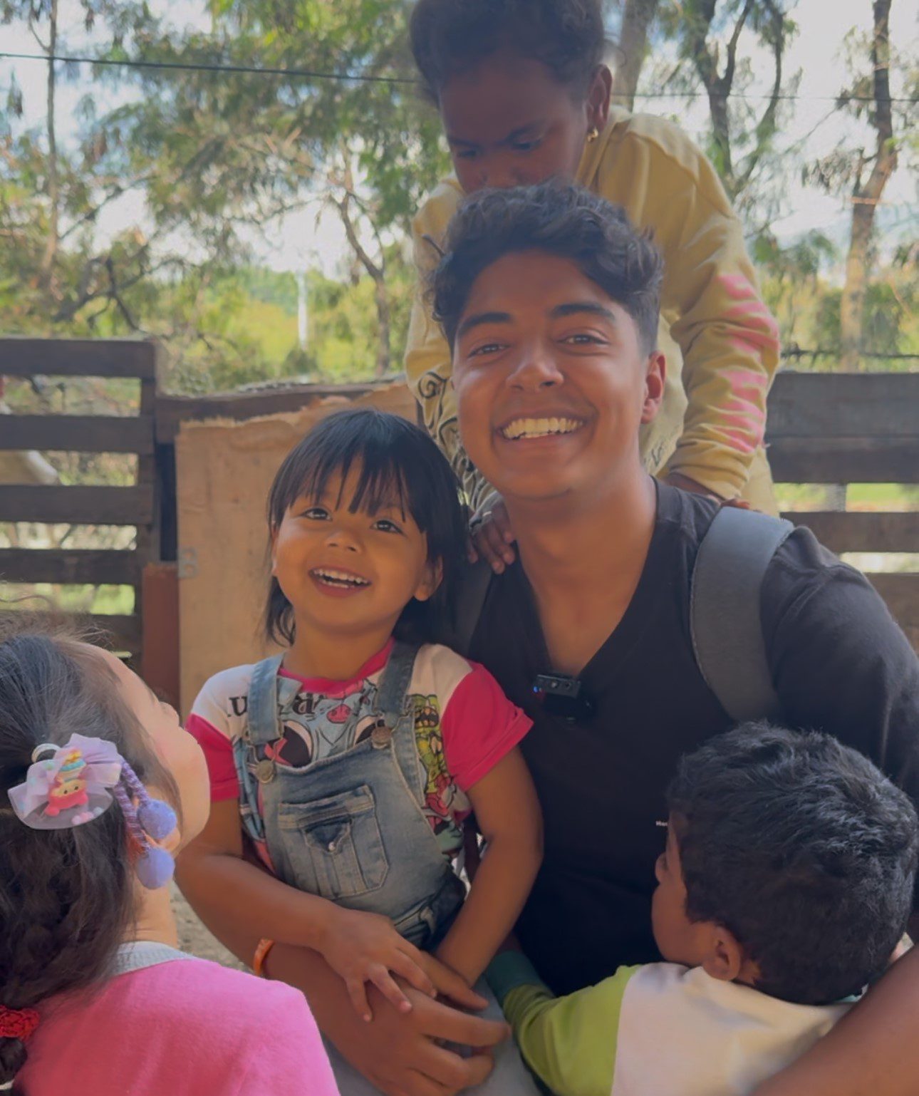 Sebastián Navarro, el joven que cambia la vida de los niños