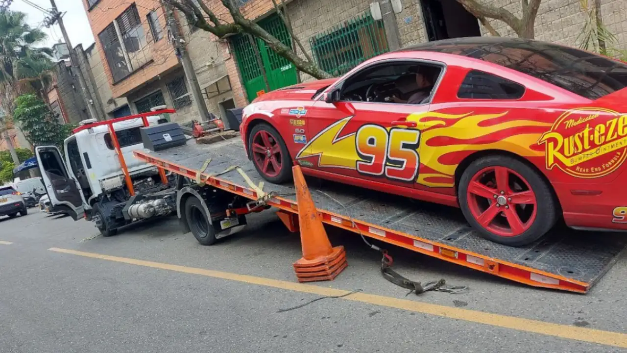 Westcol se quedó sin carro en Itagüí, al parecer, por infringir la ley y tuvo que tomar un taxi