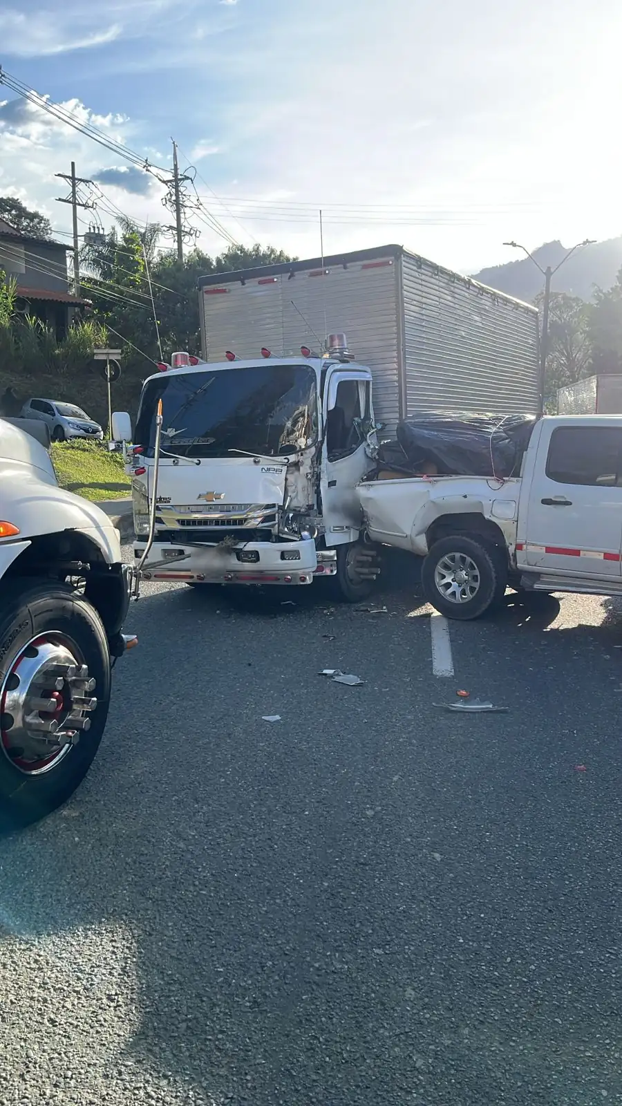 ¡Atención! Por choque entre un furgón y una camioneta a la altura del puente de Zamora, hay ‘taco’ en dirección Norte