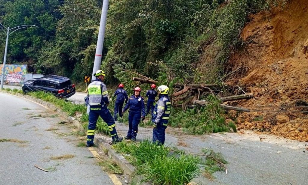 Fuertes lluvias en Medellín produjeron deslizamiento en vía Las Palmas