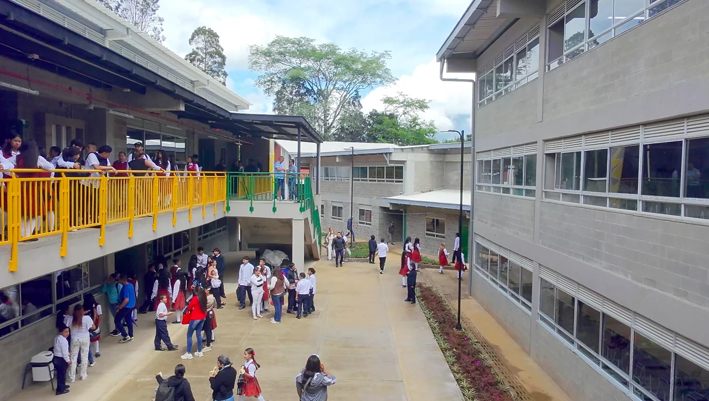 Concluyen Proyectos Estratégicos de Salud y Educación en Girardota Bajo la Administración de Kevin Bernal