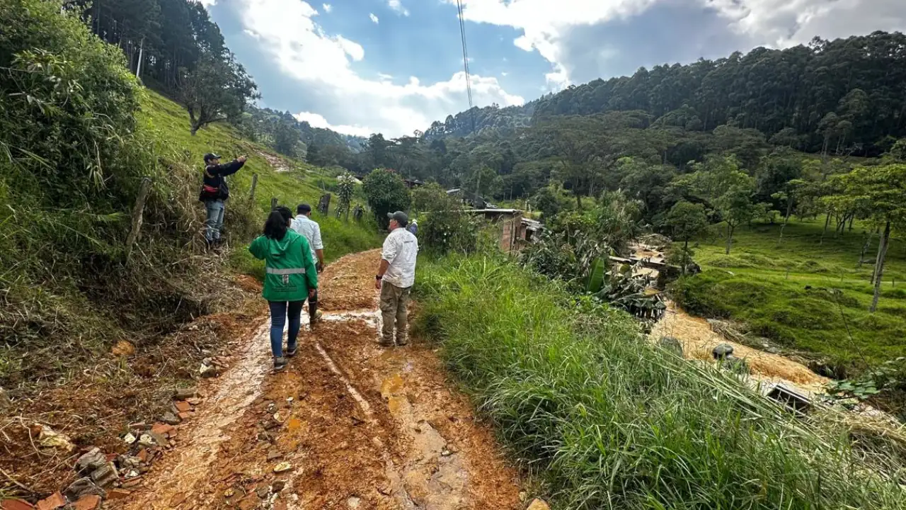 77 viviendas evacuadas por amenaza de deslizamiento en San Antonio de Prado