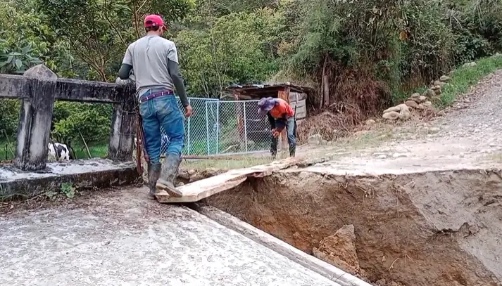 Creciente de quebrada daña un puente y deja sin paso a productores de leche en Yarumal