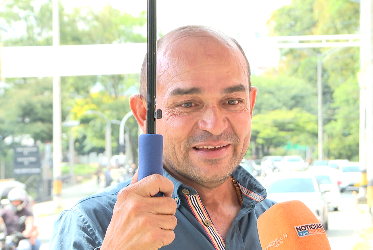 Desde hace 14 años Román se gana la vida en los semáforos de la avenida El Poblado