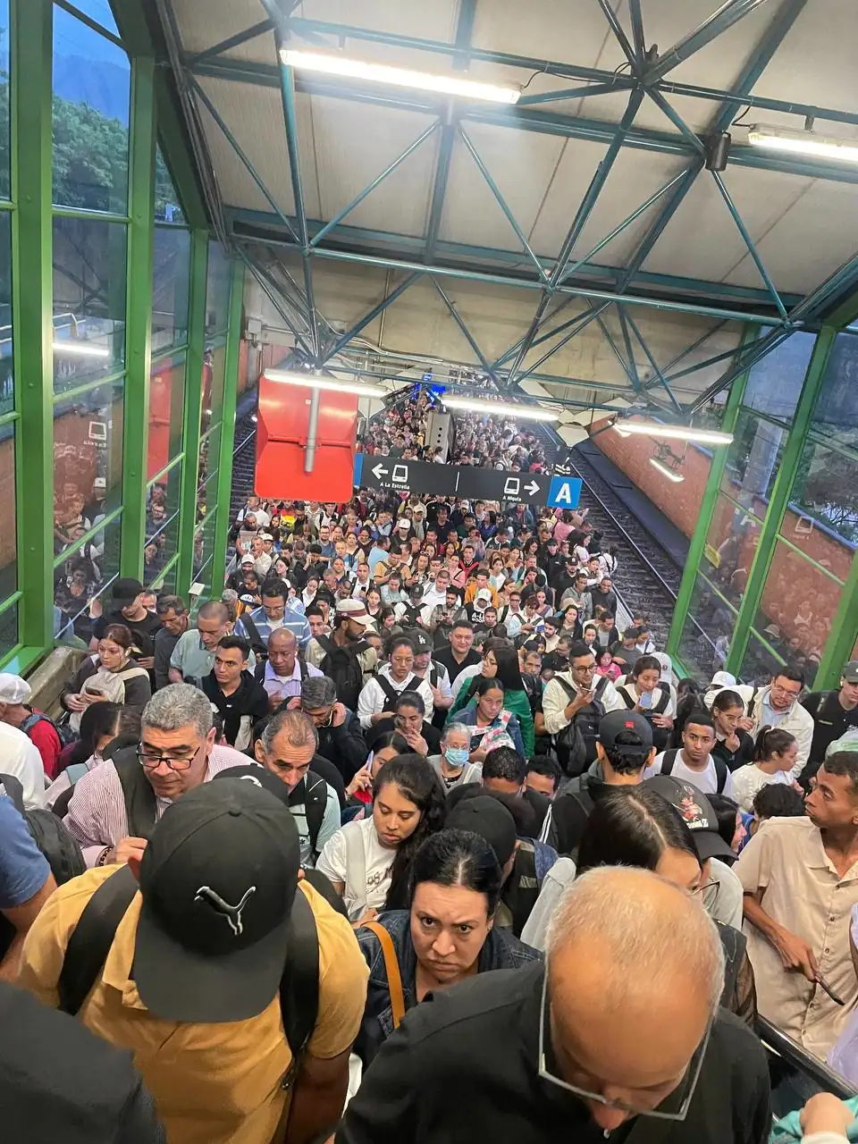 Estaciones llenas y largas filas tras incidente en el Metro de Medellín