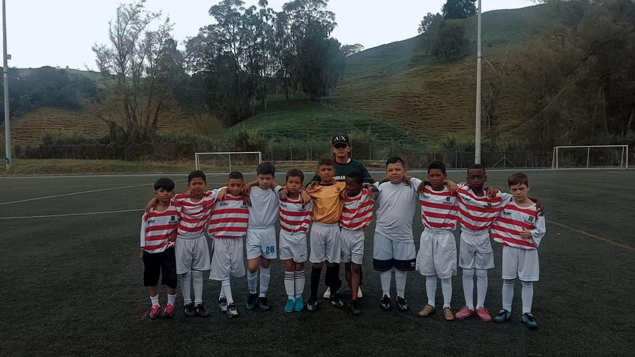 jóvenes transformando vidas a través del fútbol en la comuna 13