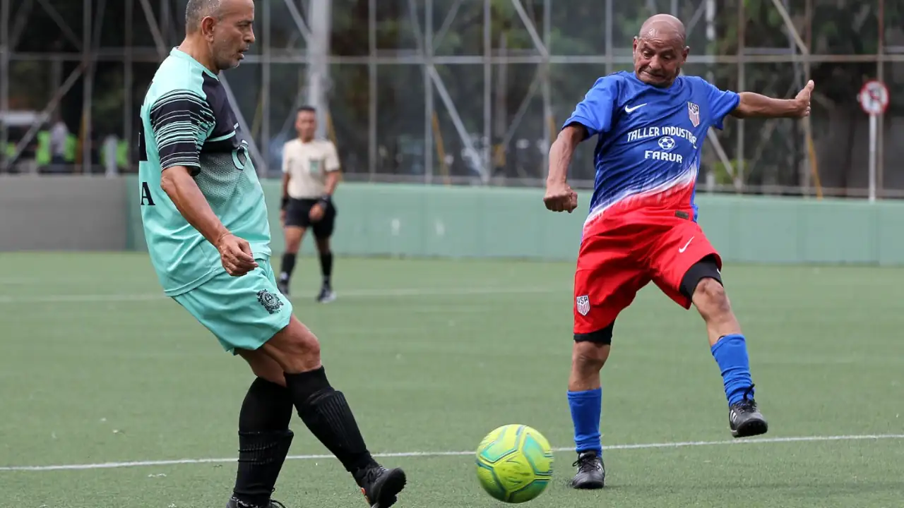 Adultos mayores practican ‘Fútbol Caminando’ en canchas de Medellín