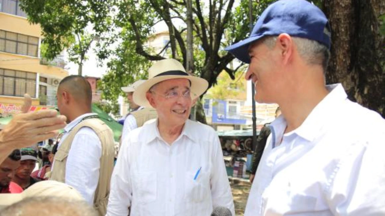 “Antioquia está con usted y lo respalda”: gobernador Andrés Julián defiende a Uribe tras condena