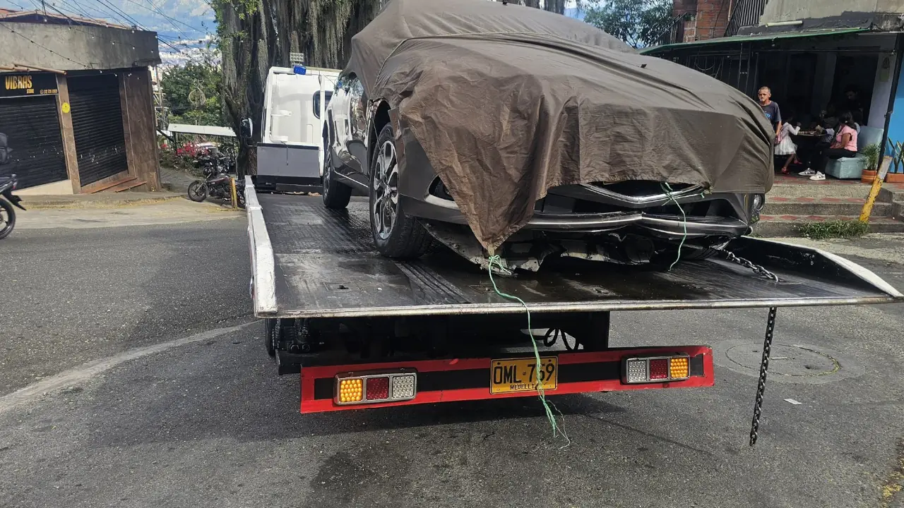 Conductor chocó dos veces en Medellín y se voló;  fue ubicado gracias a las cámaras de la ciudad