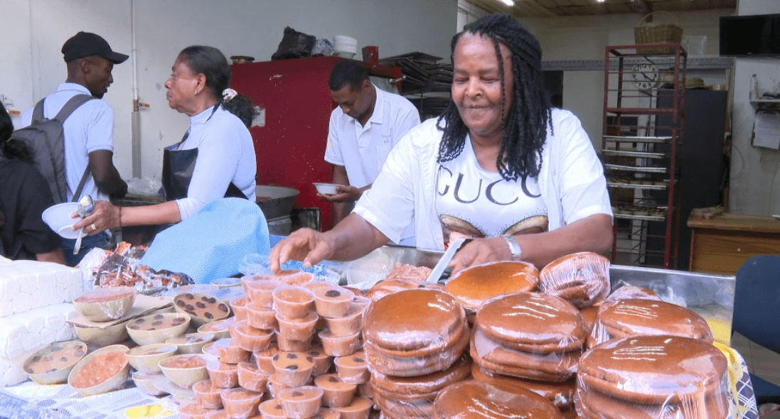 Esta es la mujer que vende dulces típicos para financiar almuerzos que regala a habitantes de calle