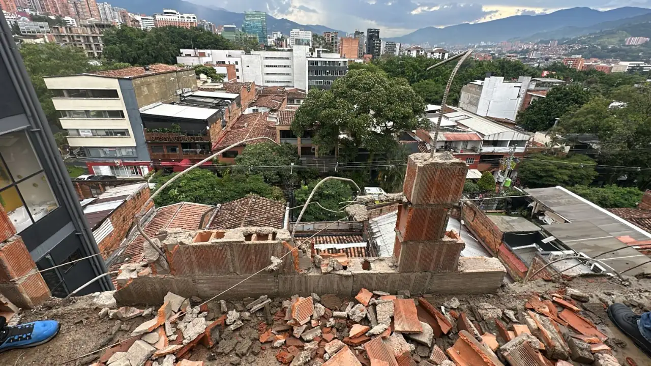 Muro colapsado en El Poblado dejó ocho viviendas afectadas y 10 personas heridas