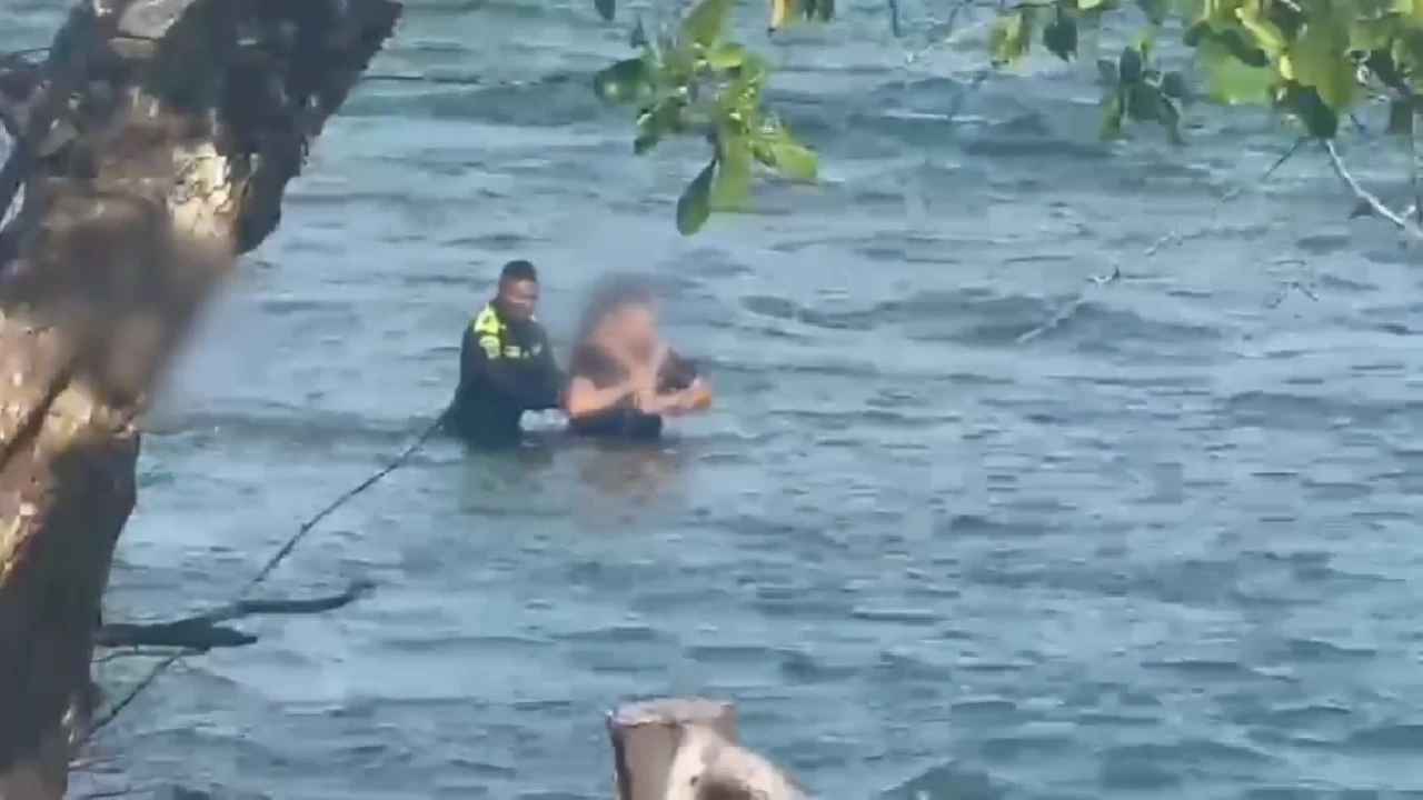 policia-rescata-extranjeros-en-mar-capurgana-uraba