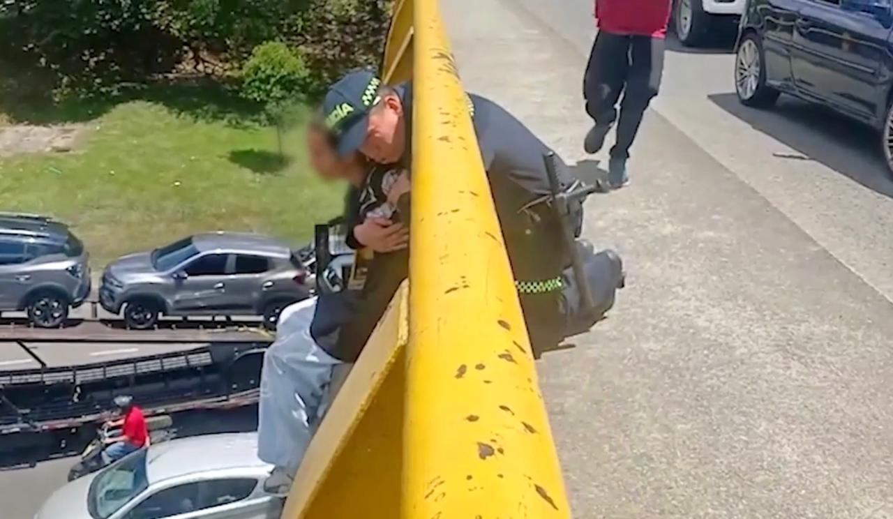 Policía salvó a una joven de lanzarse de un puente de Medellín