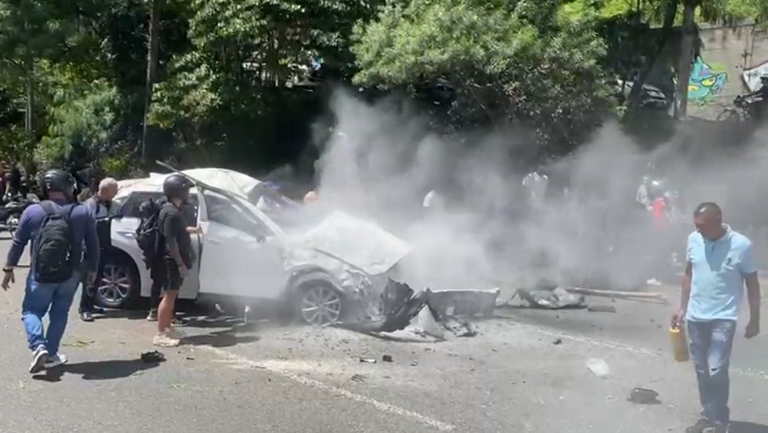 camioneta se volcó con 3 ocupantes