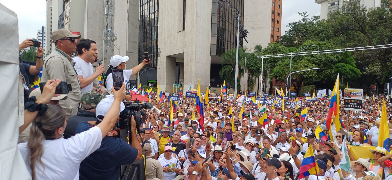 Masivo acompañamiento a la marcha a favor del expresidente Álvaro Uribe en Medellín