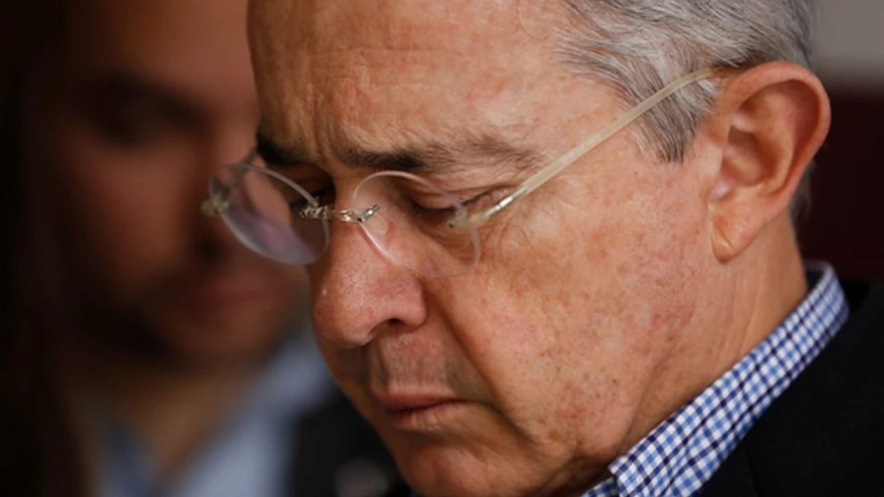 Uribe no quiere que su caso caduque en octubre: renuncia a la prescripción y pide fallo de fondo