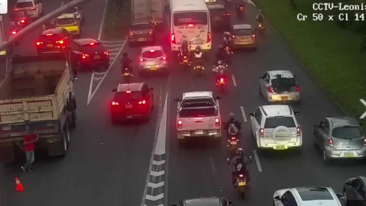 ¡Pilas! Vehículo varado genera taco en la Autopista Sur con calle 14