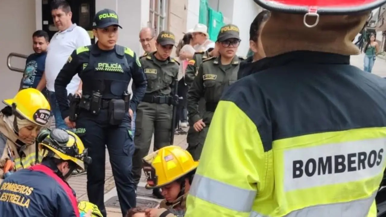 Bomberos rescataron a menor que quedó atrapada dentro de un carro en La Estrella