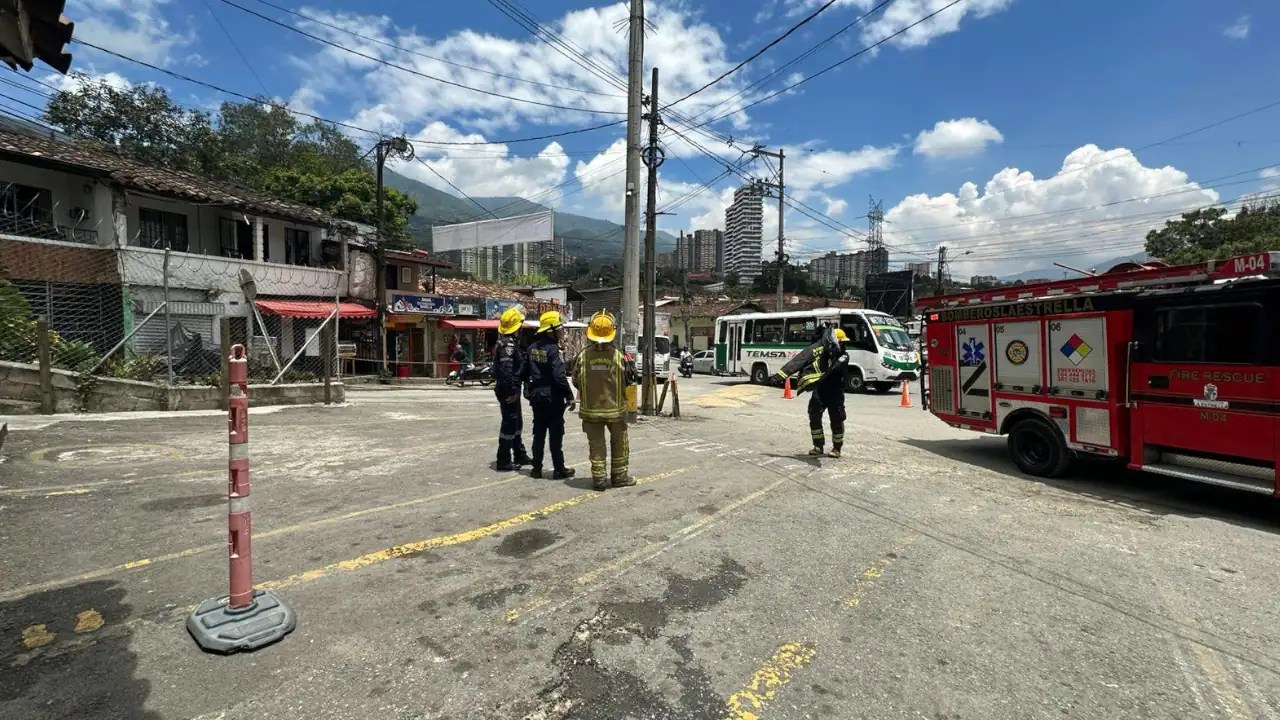 Qué miedo: un poste se estaba incendiando en La Estrella