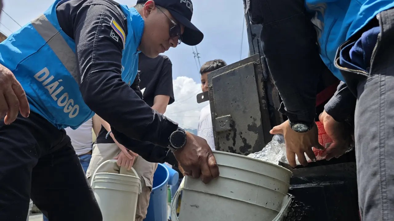 Policías llevan agua en tanquetas a familias afectadas por el corte en el norte del Valle de Aburrá