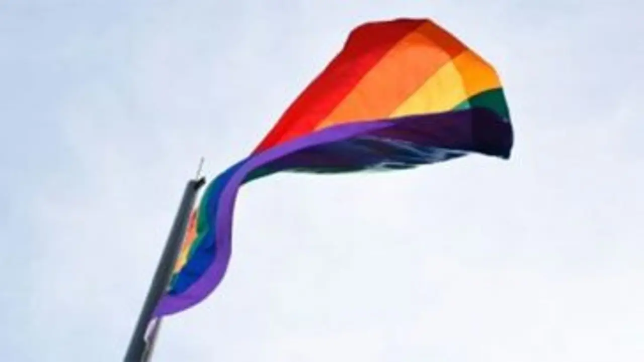 ¡La sangre salía por la puerta! A puñaladas mataron a un integrante de la comunidad gay en un inquilinato de Medellín