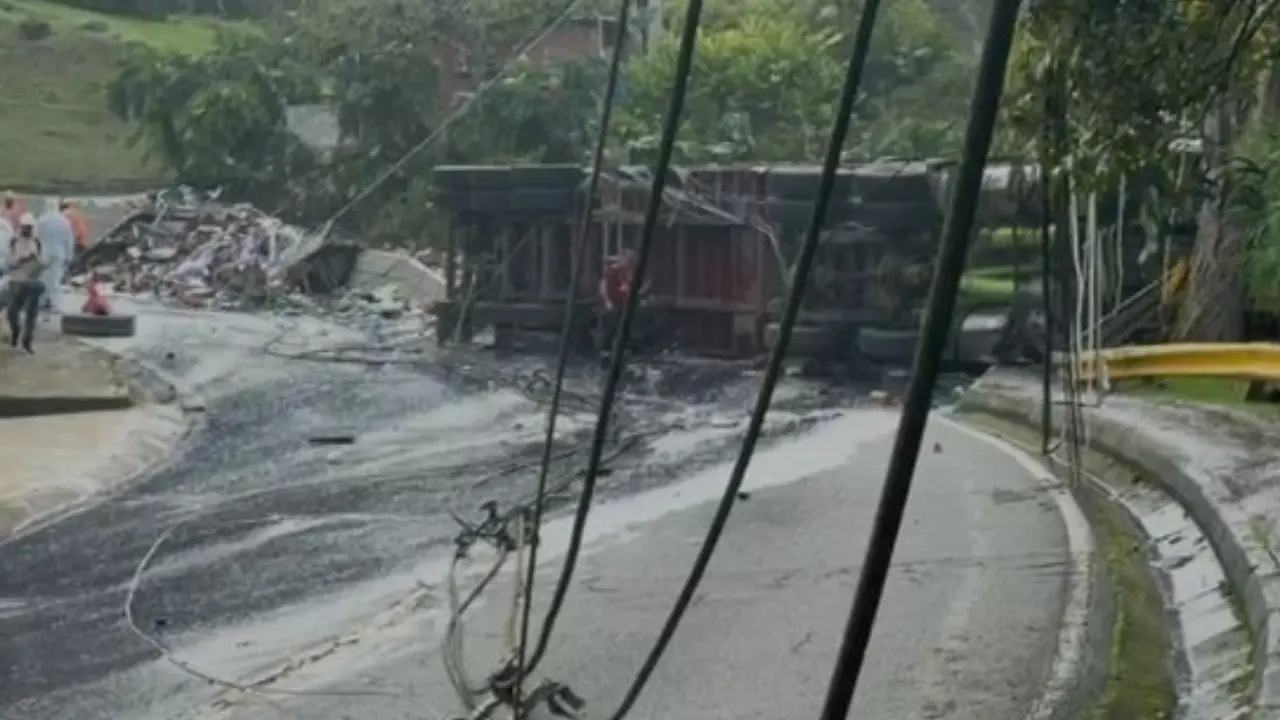 Se conocen más detalles del volcamiento en Los Balsos que dejó un conductor muerto, derrame y congestión