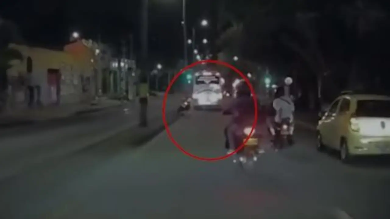 Bus huye tras causar un accidente en Medellín