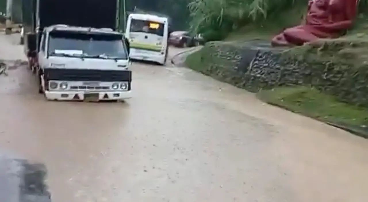El lodo hizo estragos en Medellín: vehículo atrapado, viviendas afectadas y hasta derrumbes