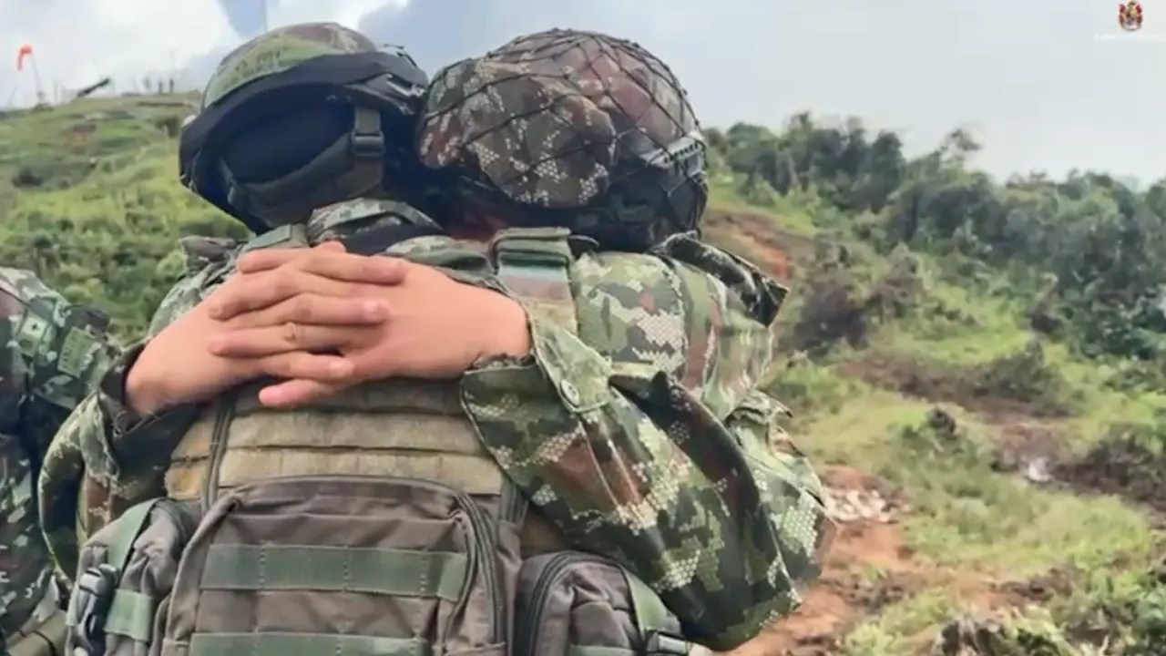 El mensaje de una madre logró reunir a dos hermanos soldados en las montañas de Antioquia