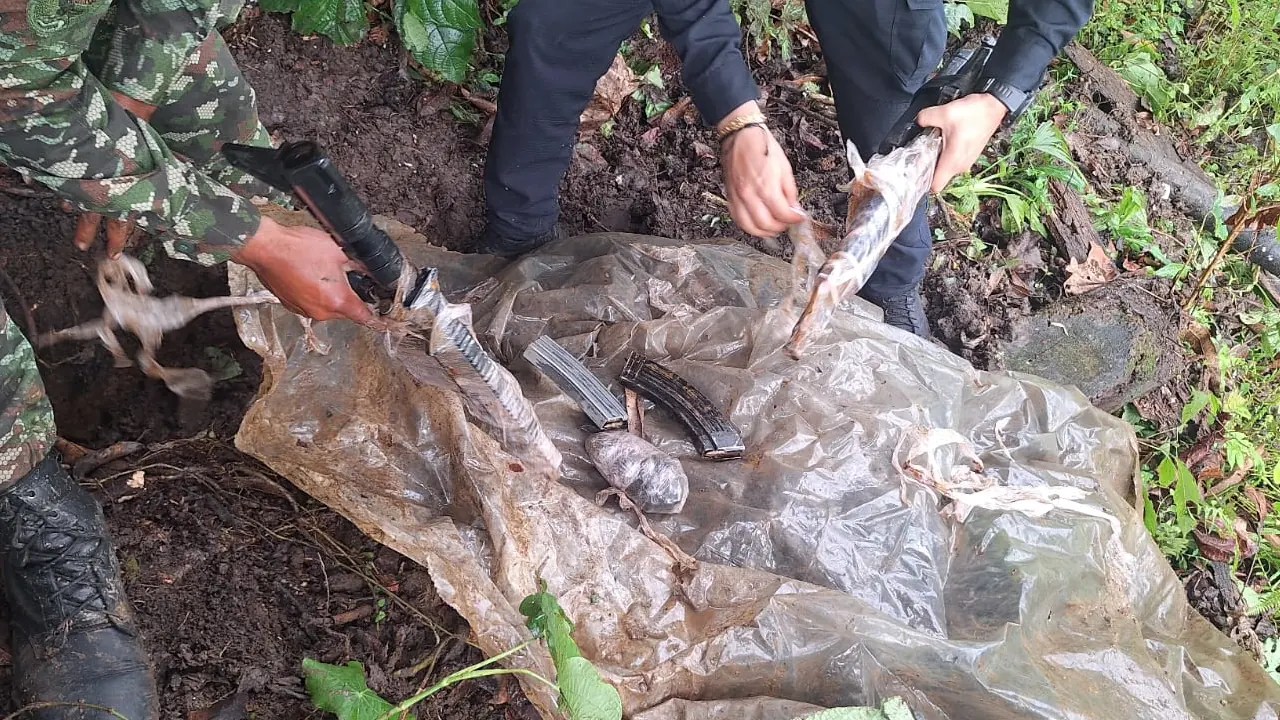 Encontraron caletas repletas de fusiles en las montañas de Támesis