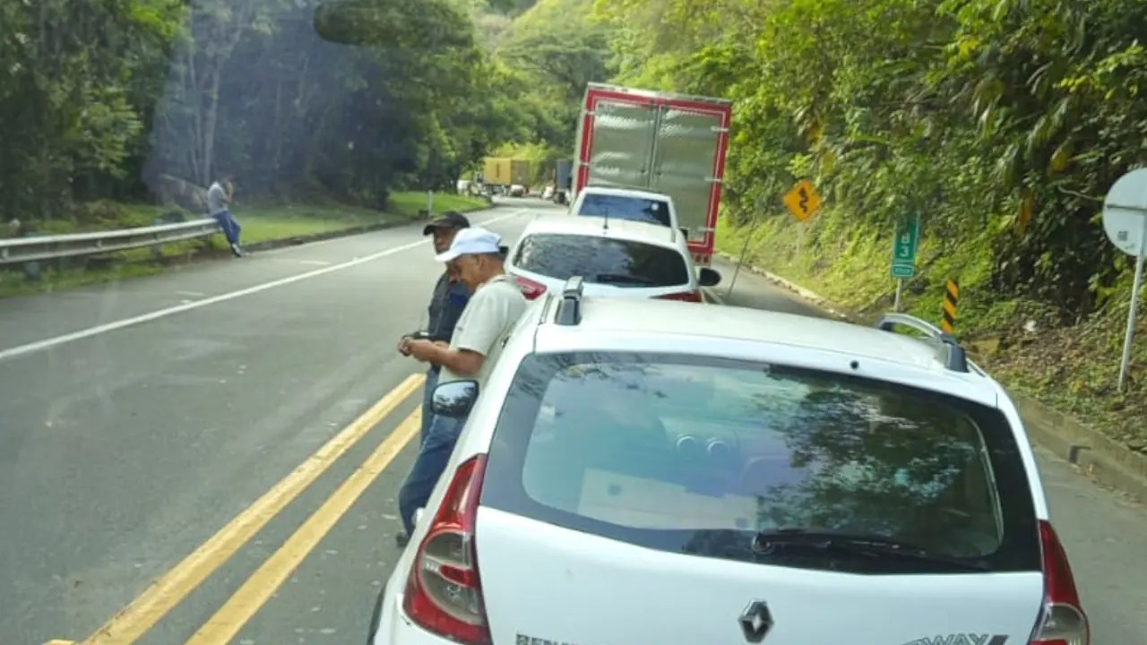 Explosión afecta puente en vía Supía – La Pintada; autoridades están en el sitio