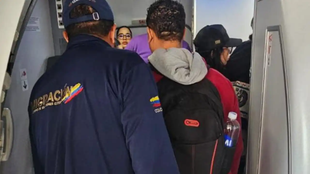 Cayó el 'falso colombiano': Migración expulsó a dominicano con papeles adulterados en Medellín