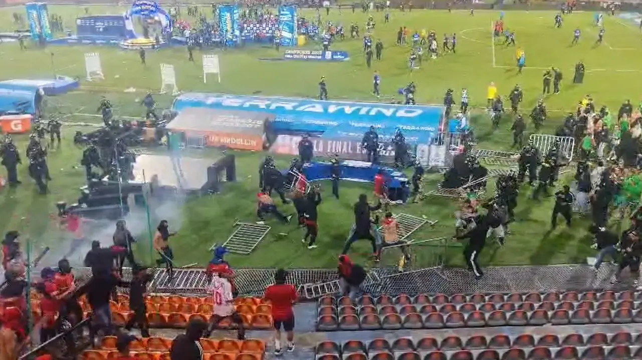 Fico anuncia duras sanciones tras disturbios en el clásico