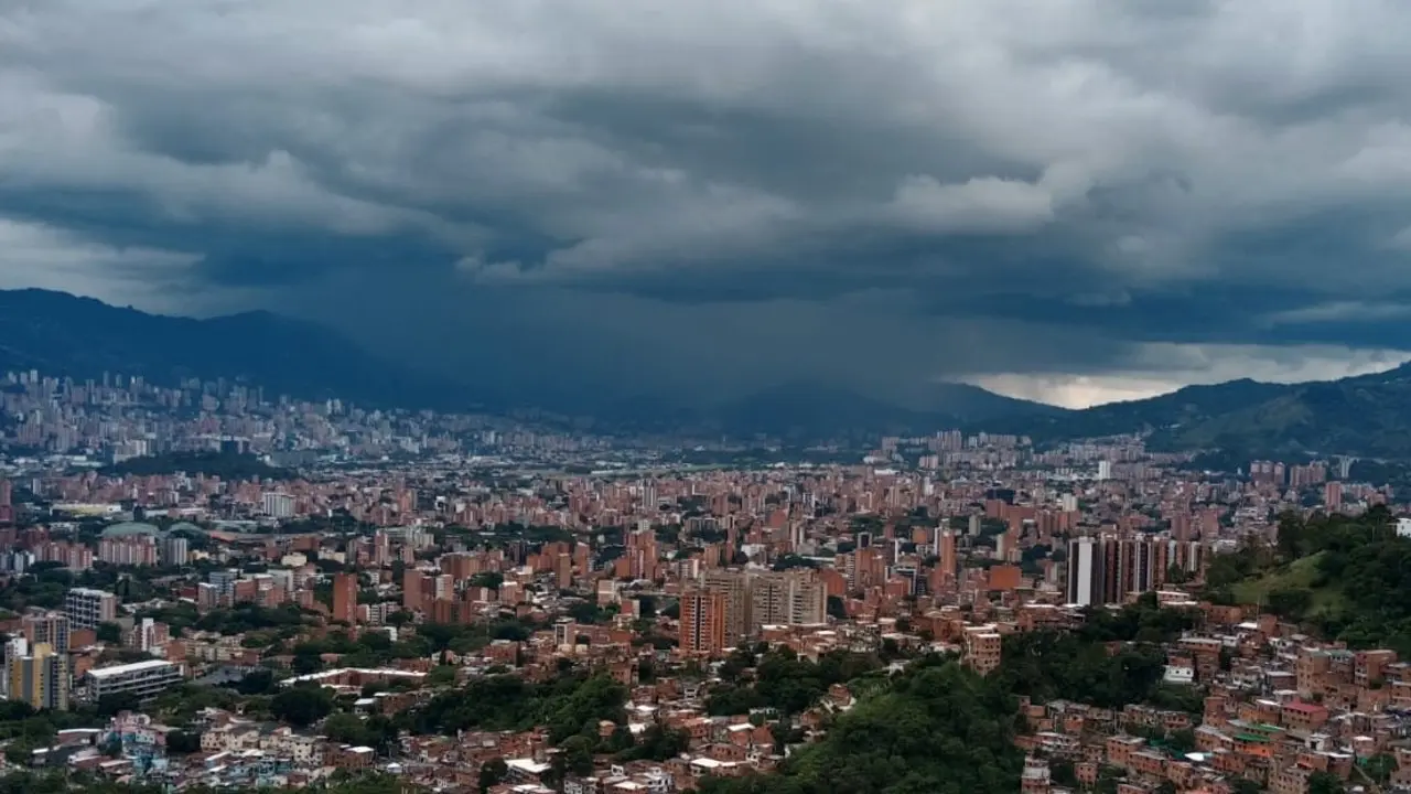 Fuertes lluvias en el Área Metropolitana: No olvide paraguas