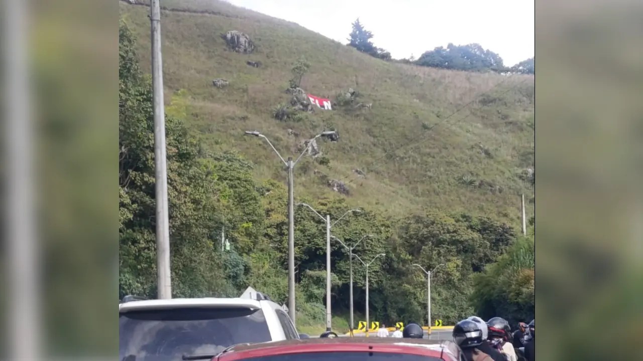 Hallan bandera alusiva al ELN en autopista Medellín–Bogotá y autoridades investigan